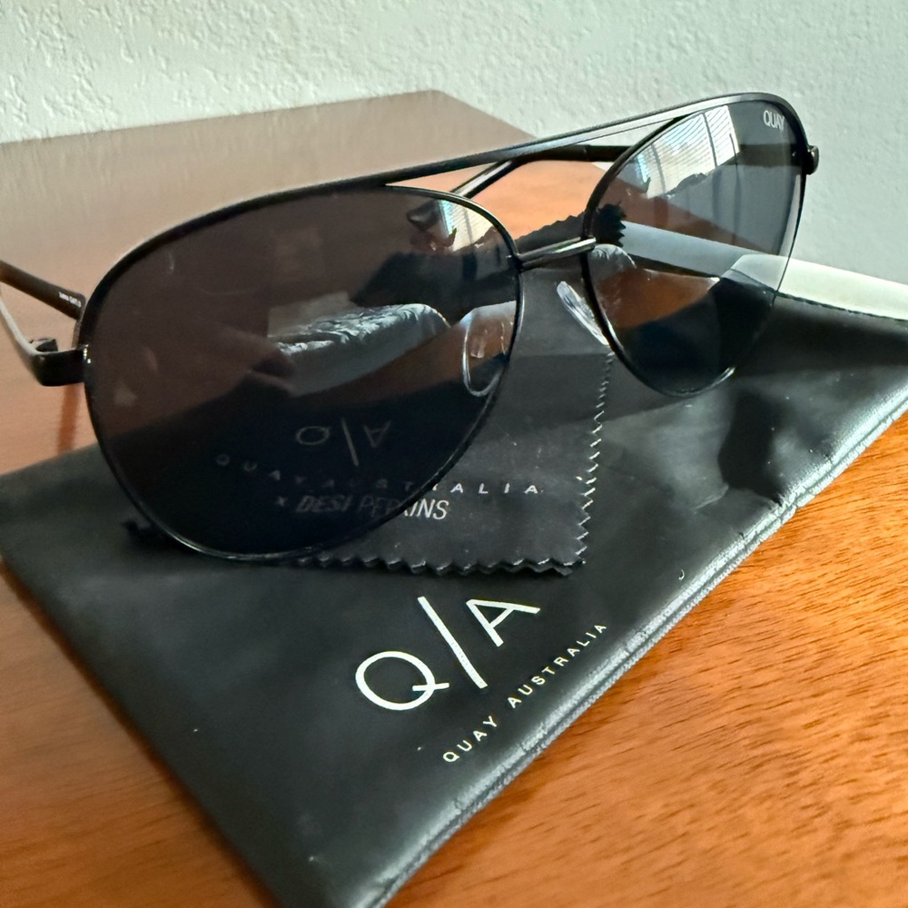 QUAY
Vivienne Sunglasses in Black/Smoke
